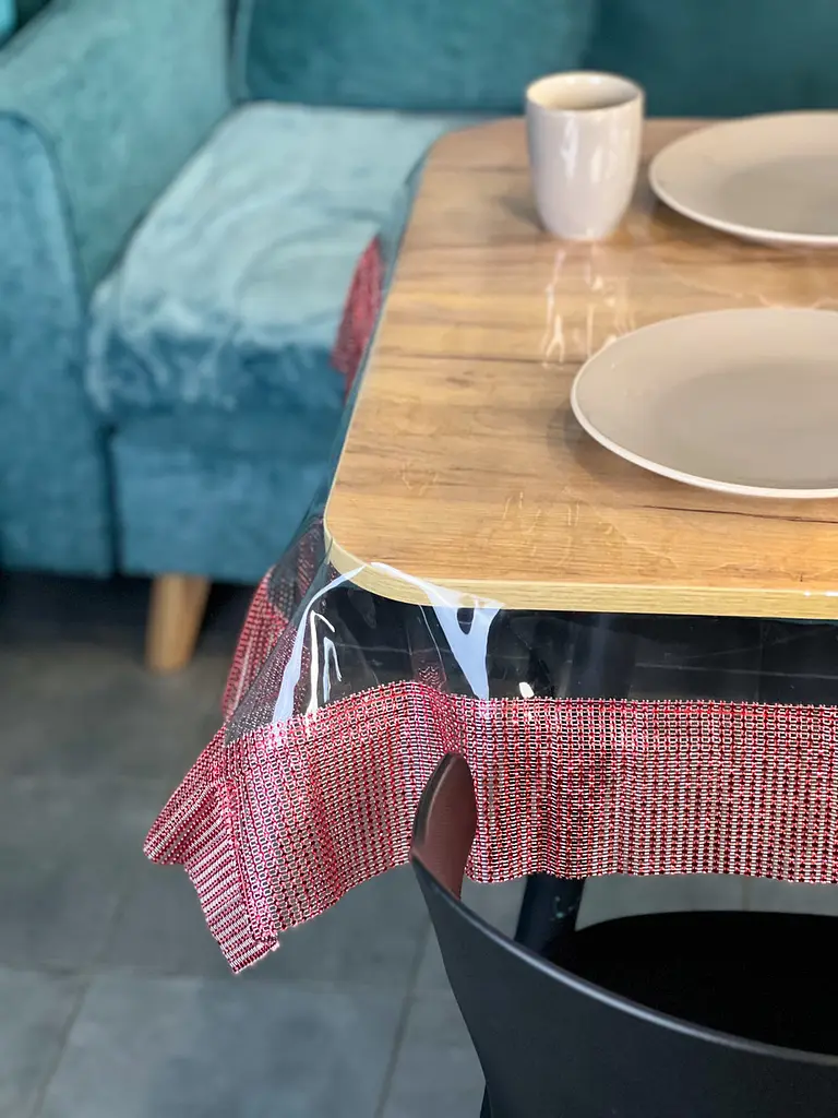 Скатерть силиконовая с красной стразовой лентой 250х110 см - фото 4