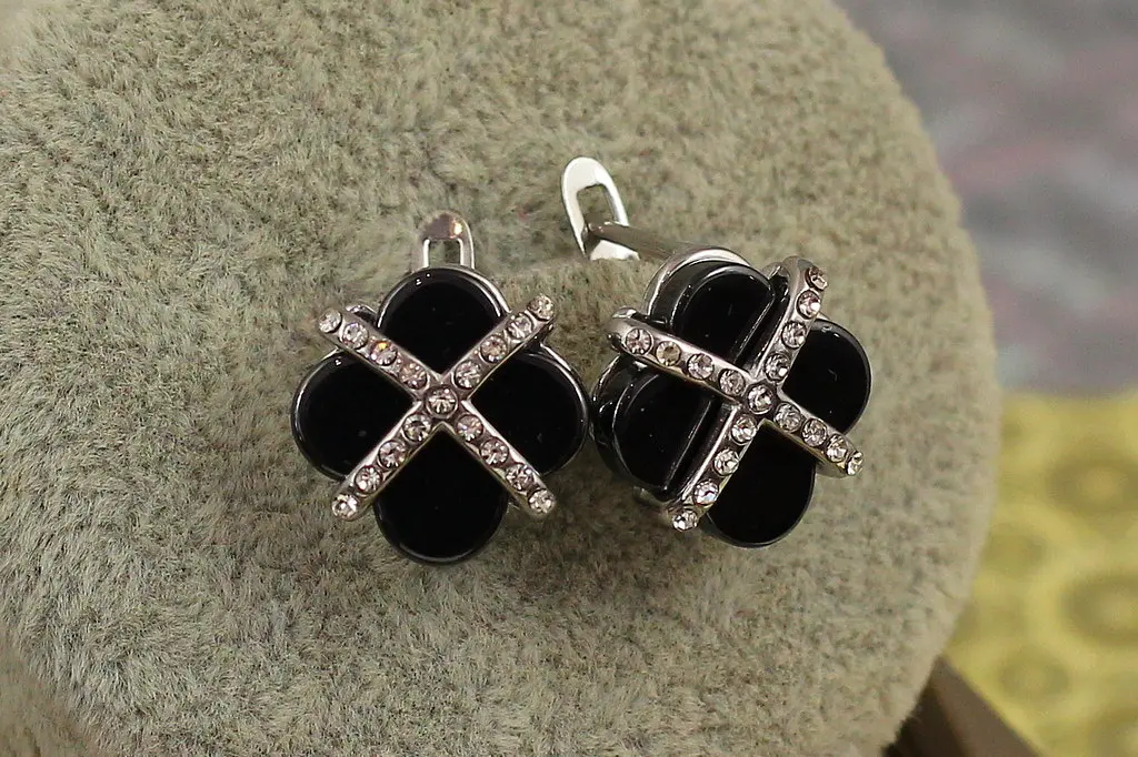 Сережки Xuping Jewelry конюшина з камінням навхрест із чорною керамікою 1.3 см сріблясті