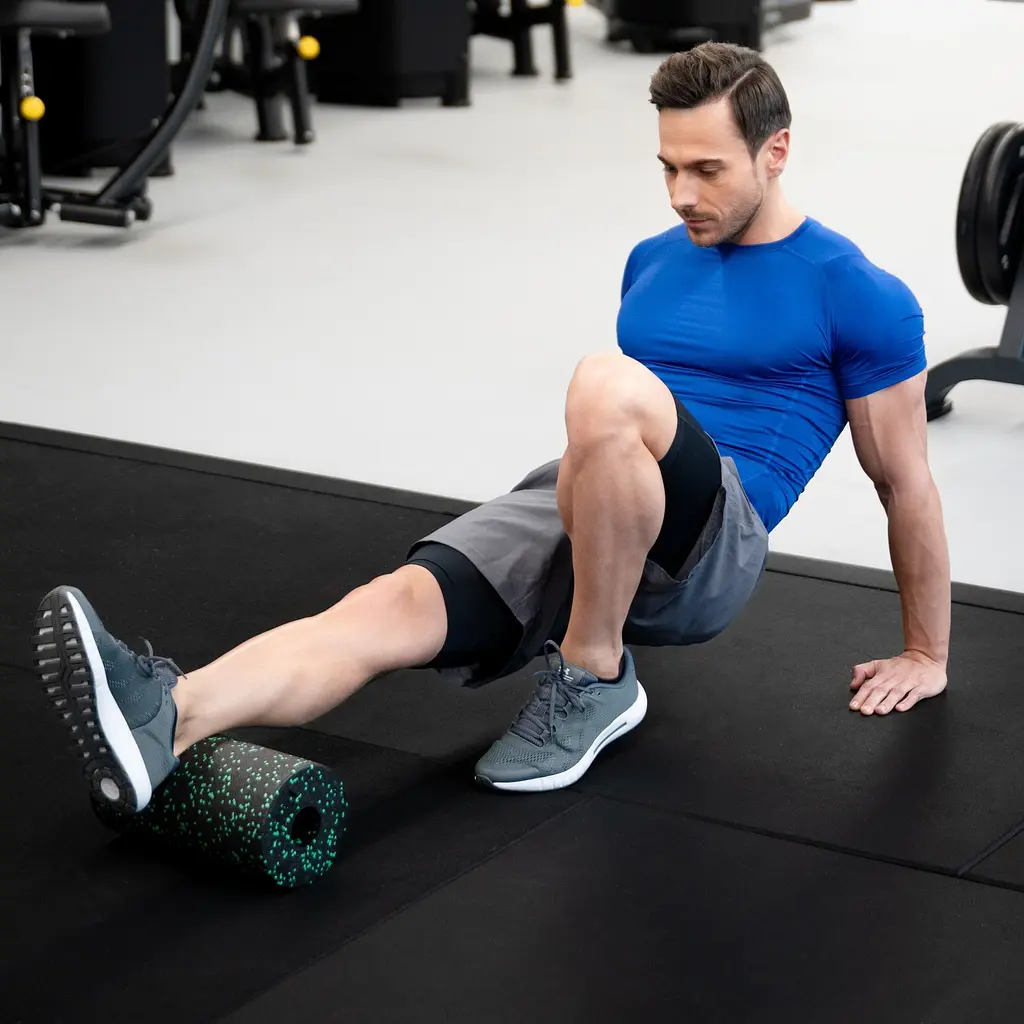 Масажний ролик Gymtek для йоги та фітнесу EPP 30*15см чорно-зелений - фото 4