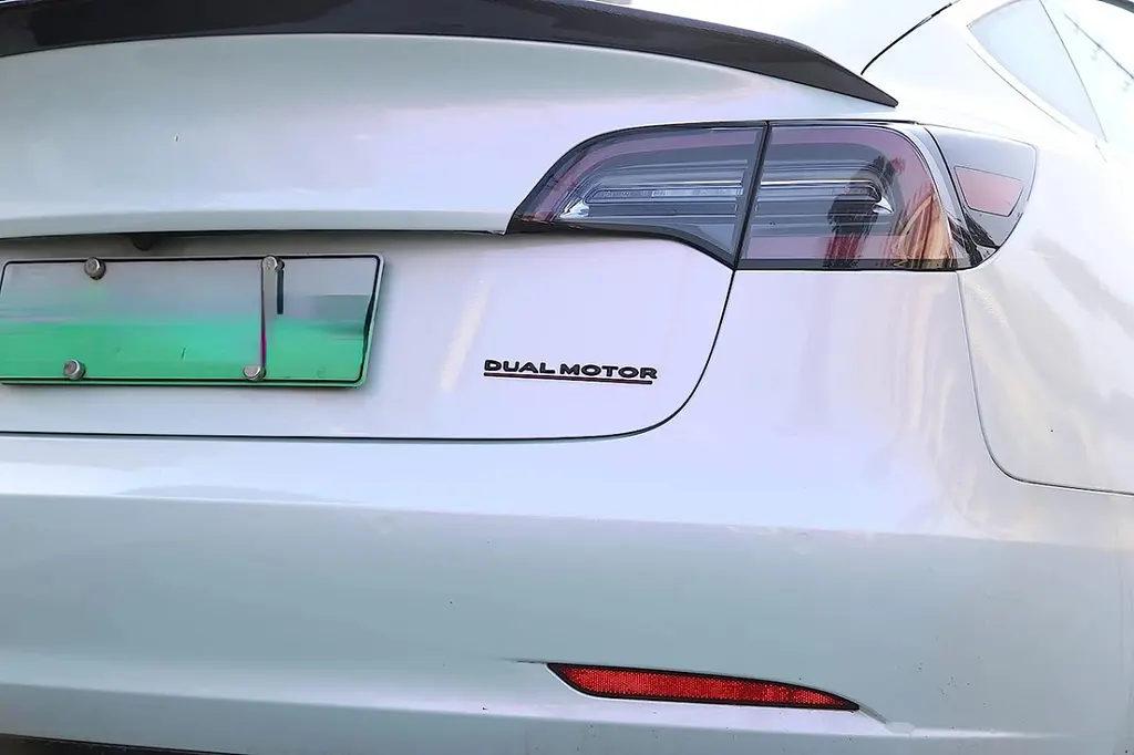Емблема напис DUAL MOTOR для Tesla Чорна матова Чорно-Червона лінія Пластик на скотчі (Завод) - фото 2
