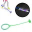 Скакалка с колёсиком SR19002 на одну ногу, свет, 5 цветов, размер игрушки – 63 см (6945678412318) зеленый - миниатюра 2