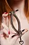 Зажим для половых губ с поводком Master Series Pussy Tugger Adjustable Vagina Clamp with Chain - миниатюра 8