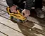 Ленточная аккумуляторная шлифмашина DeWalt с АКБ и ЗУ DCW220P2 - миниатюра 10